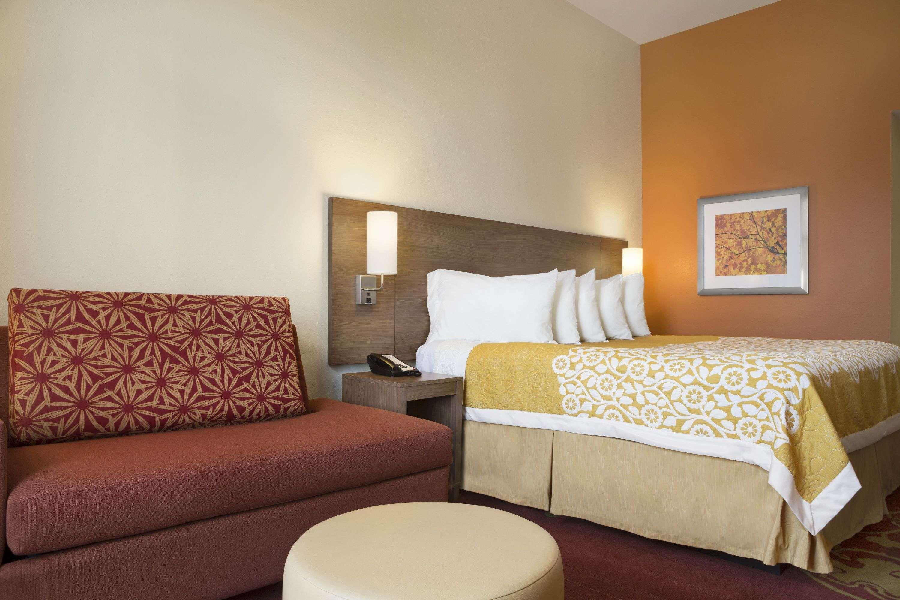 Days Inn & Suites By Wyndham Belmont Buitenkant foto