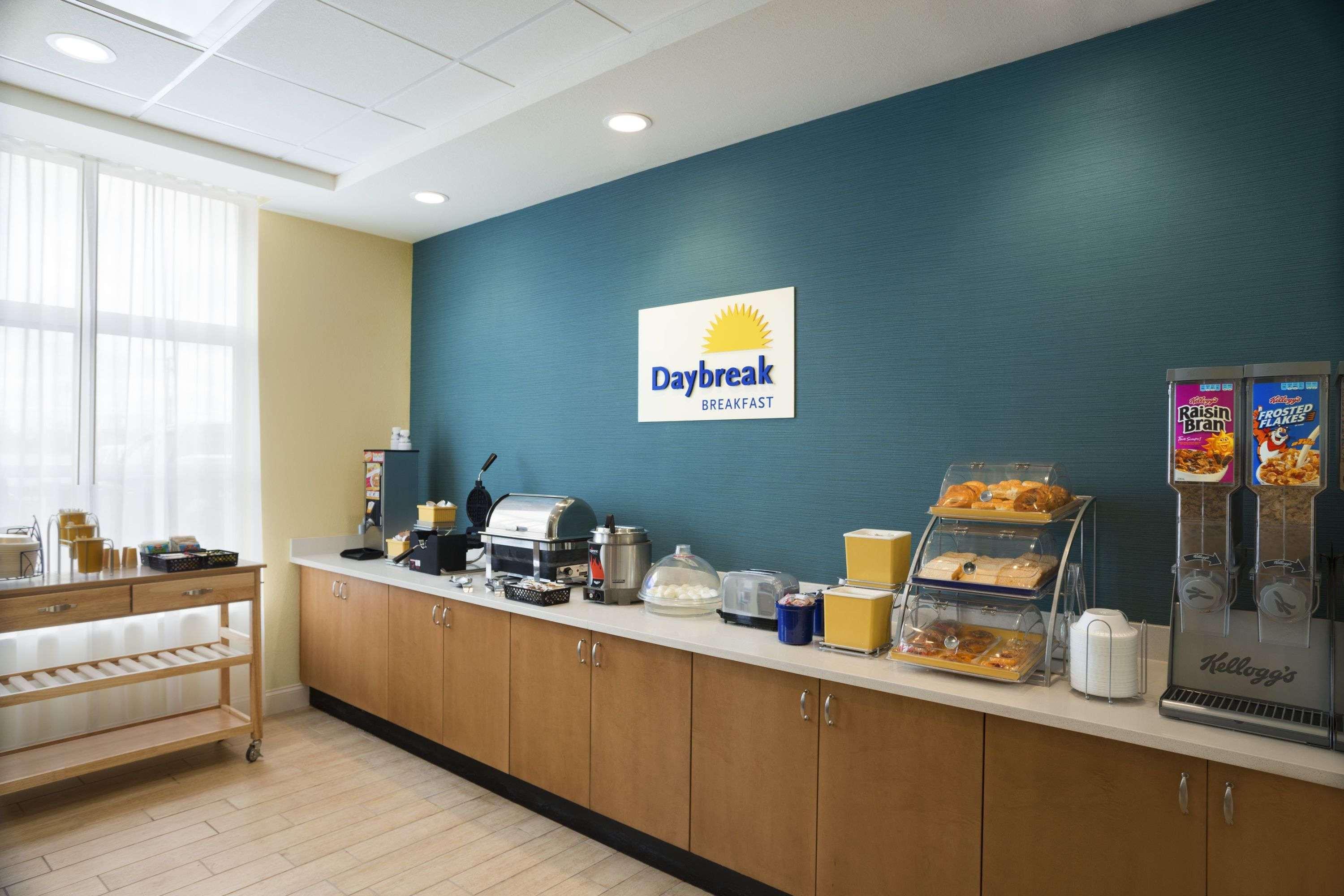 Days Inn & Suites By Wyndham Belmont Buitenkant foto