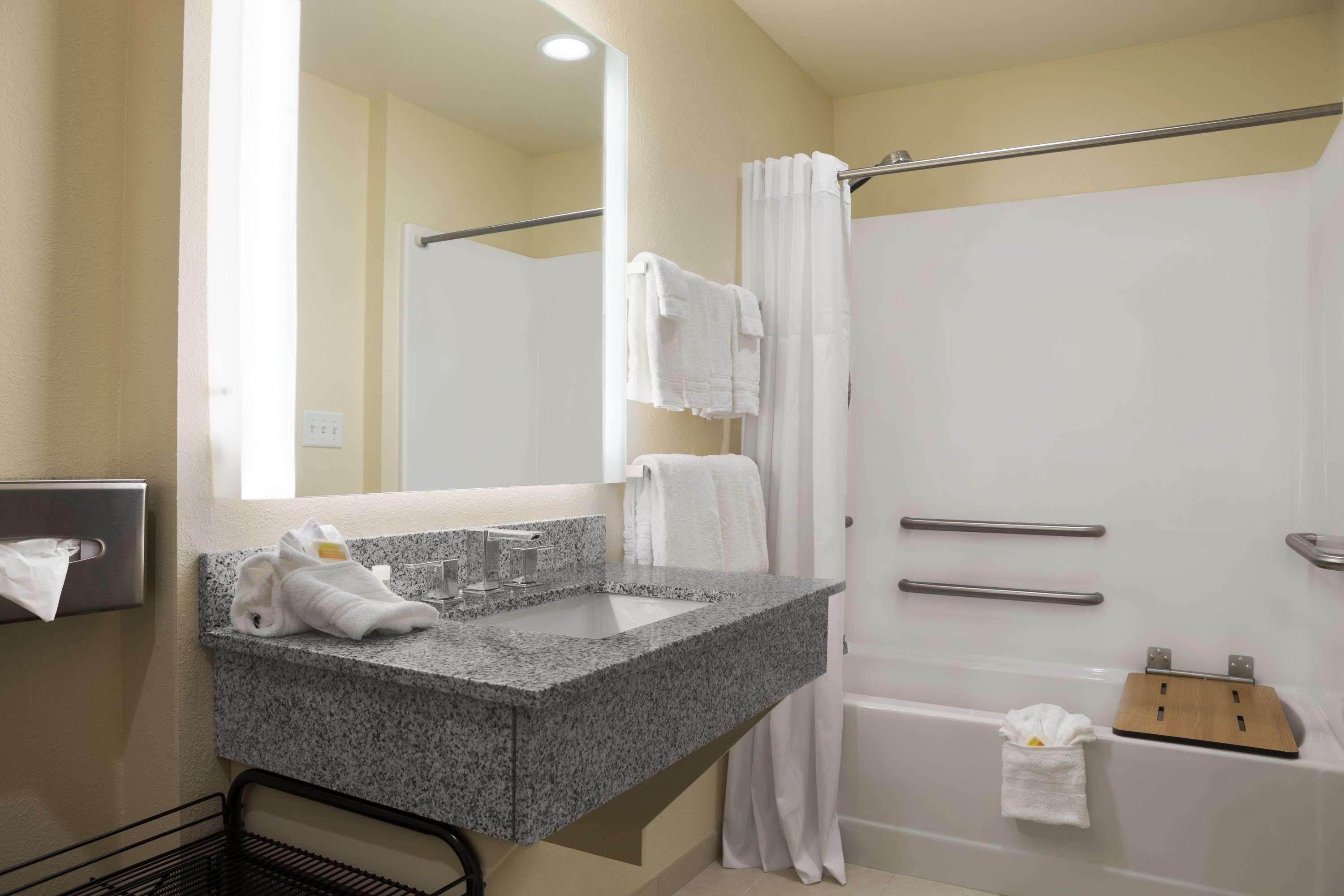 Days Inn & Suites By Wyndham Belmont Buitenkant foto